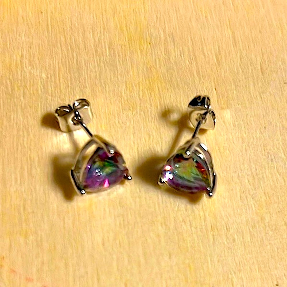 NWT 💜💚 8mm WHITE GOLD PLATED PURPLE/GREEN TONES CUBIC ZIRCONIA HEART EARRINGS - Picture 5 of 7